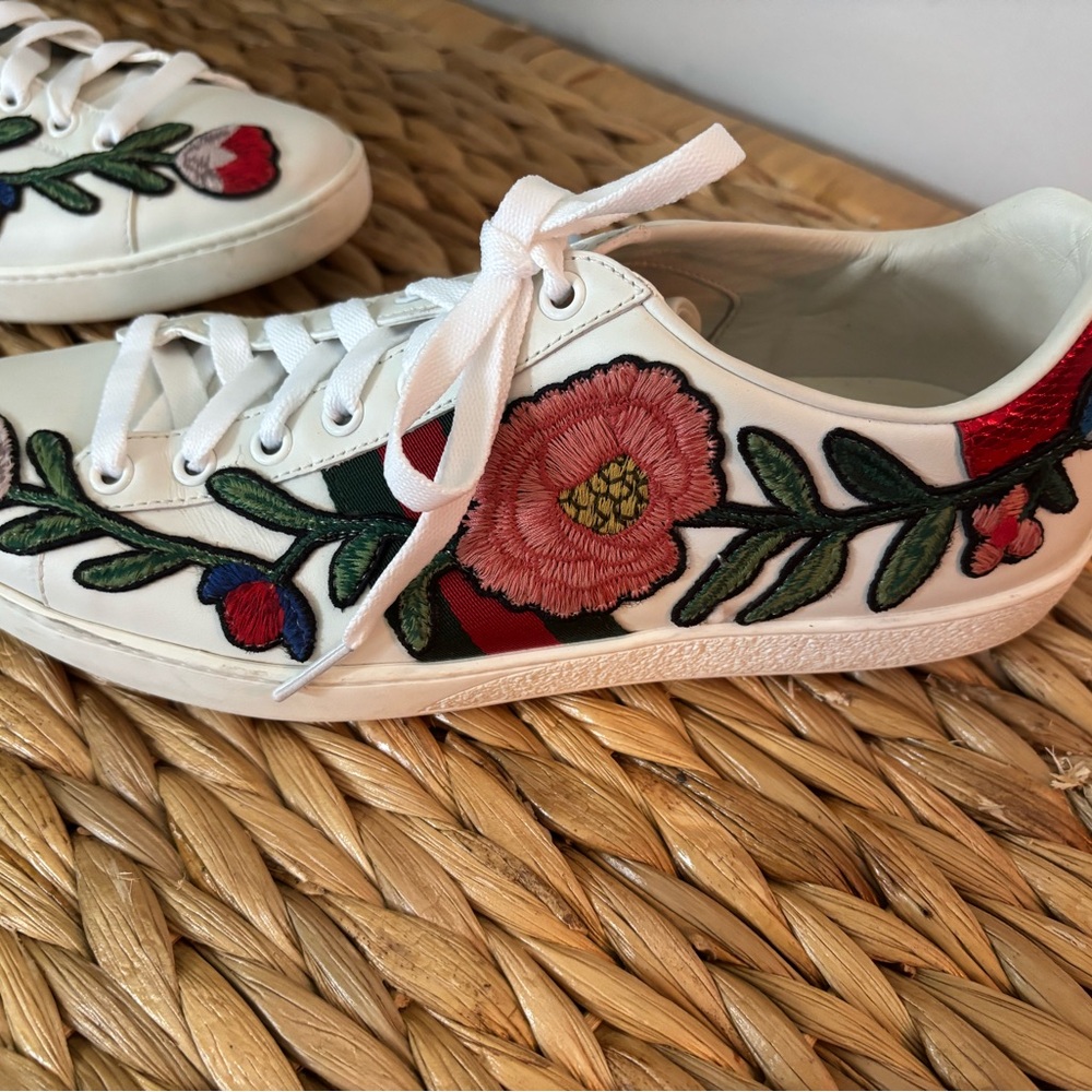 Gucci Women's White Sneakers with Red Floral Embroidery - Picture 14 of 16